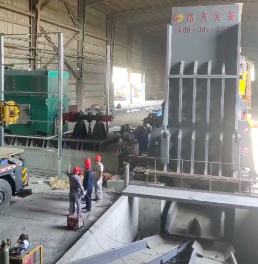張家港傳來喜報(bào)，6000馬力破碎機(jī)安裝完畢。這個(gè)大家伙可不能小看它，每小時(shí)出料可高達(dá)150噸。